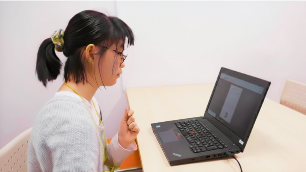 PC_女性写真.png